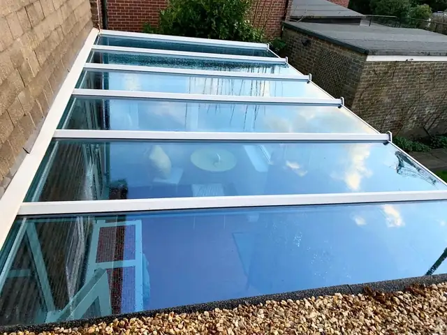 Flat glass roof clear after cleaning
